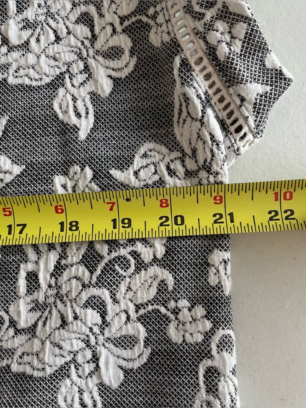 Rose + Olive Grey and White Floral Top with Sleeve Trim, Size L - Picture 8 of 9